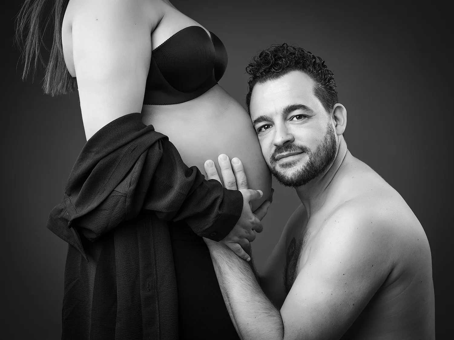 studio-seingbouse-photographe-sophie-julien-mare-grossesse-enceinte-parents-bebe-naissance-shooting-03 homme torse nu qui a le visage contre le ventre de sa femme enceinte