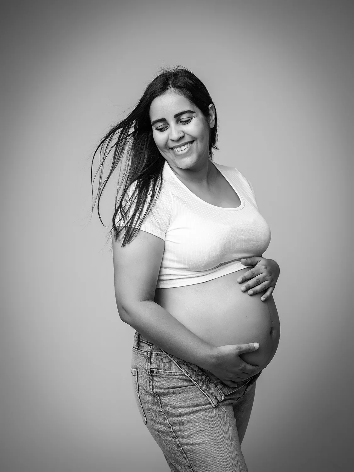 studio-seingbouse-photographe-sophie-julien-mare-grossesse-enceinte-parents-bebe-naissance-shooting-08 une femme enceinte, photo en noir et blanc, jean