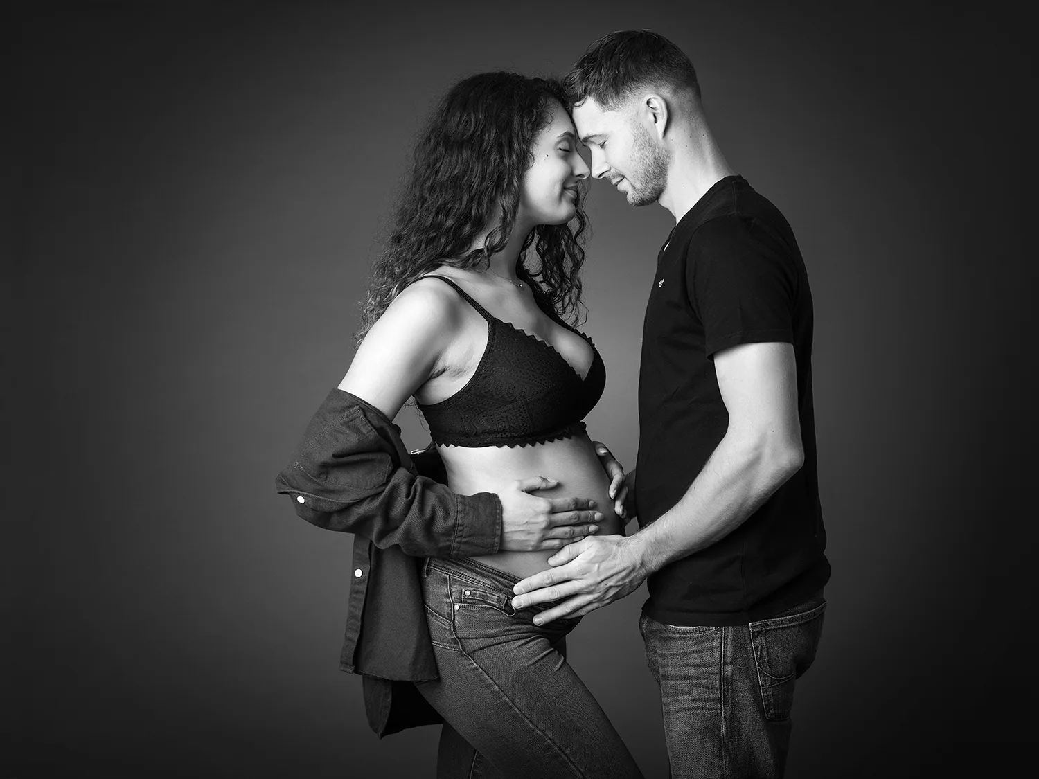 studio-seingbouse-photographe-sophie-julien-mare-grossesse-enceinte-parents-bebe-naissance-shooting-17 un couple, la femme est enceinte, ils sont front contre front