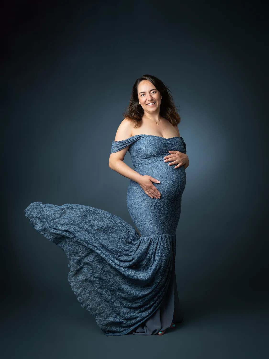 studio-seingbouse-photographe-sophie-julien-mare-grossesse-enceinte-parents-bebe-naissance-shooting-19 une femme enceinte en robe bleue en dentelle