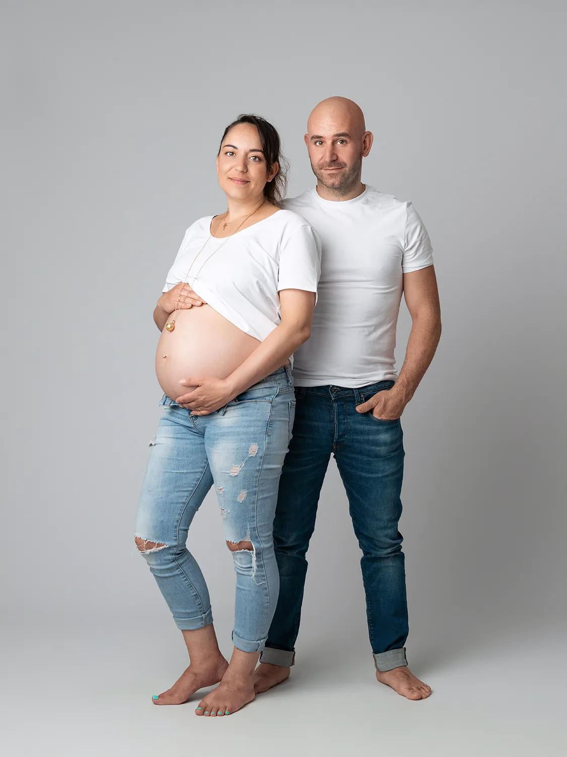 studio-seingbouse-photographe-sophie-julien-mare-grossesse-enceinte-parents-bebe-naissance-shooting-20 un couple avec une femme enceinte, en jean et haut blanc
