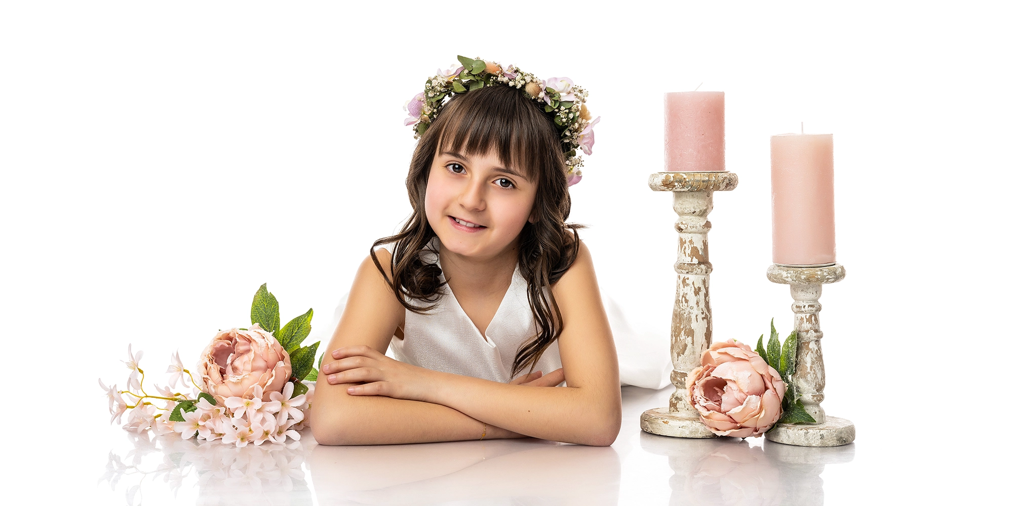 communion fille robe blanche communiante fleurs bougies