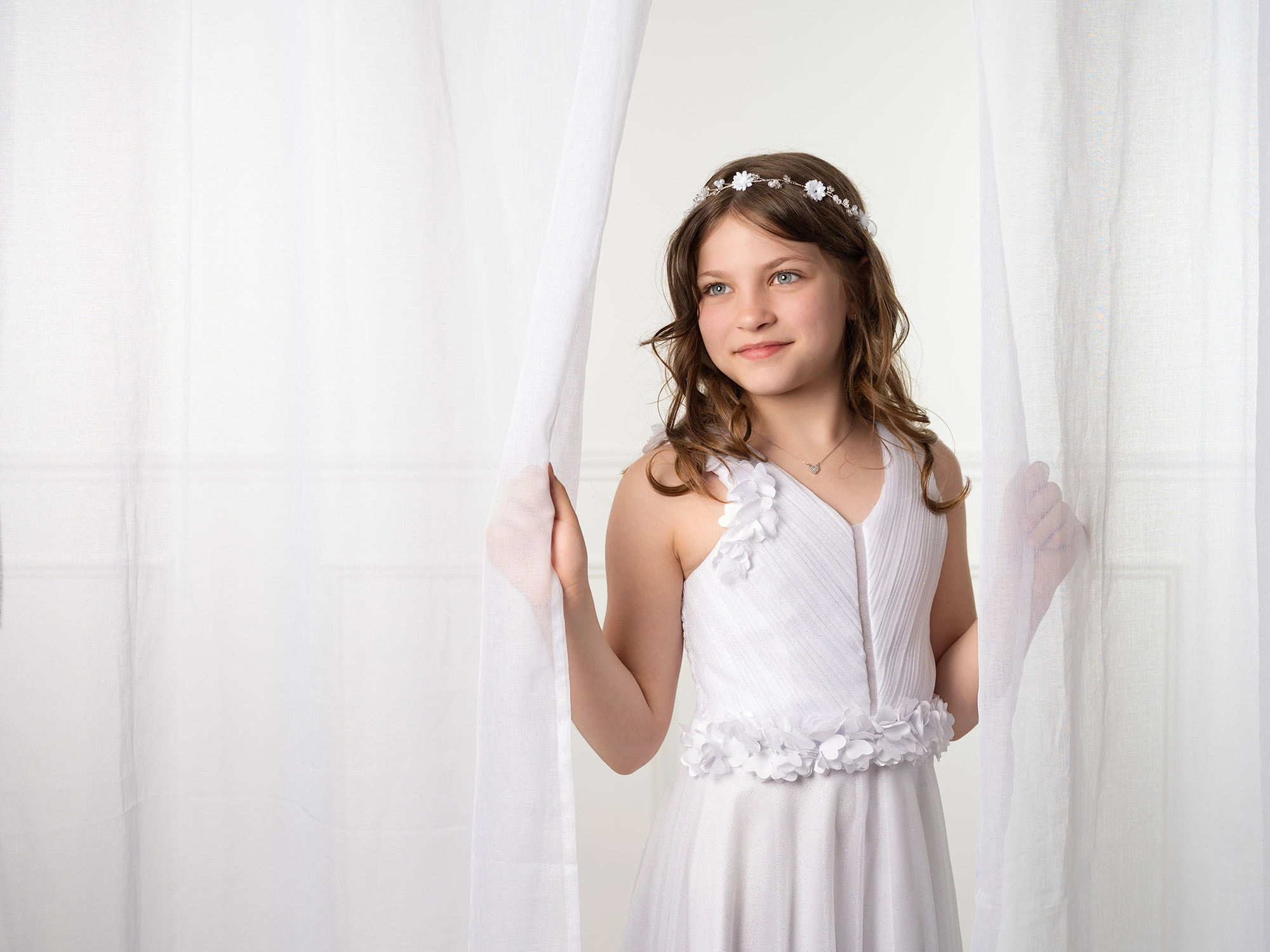 communion fille robe blanche communiante rideaux