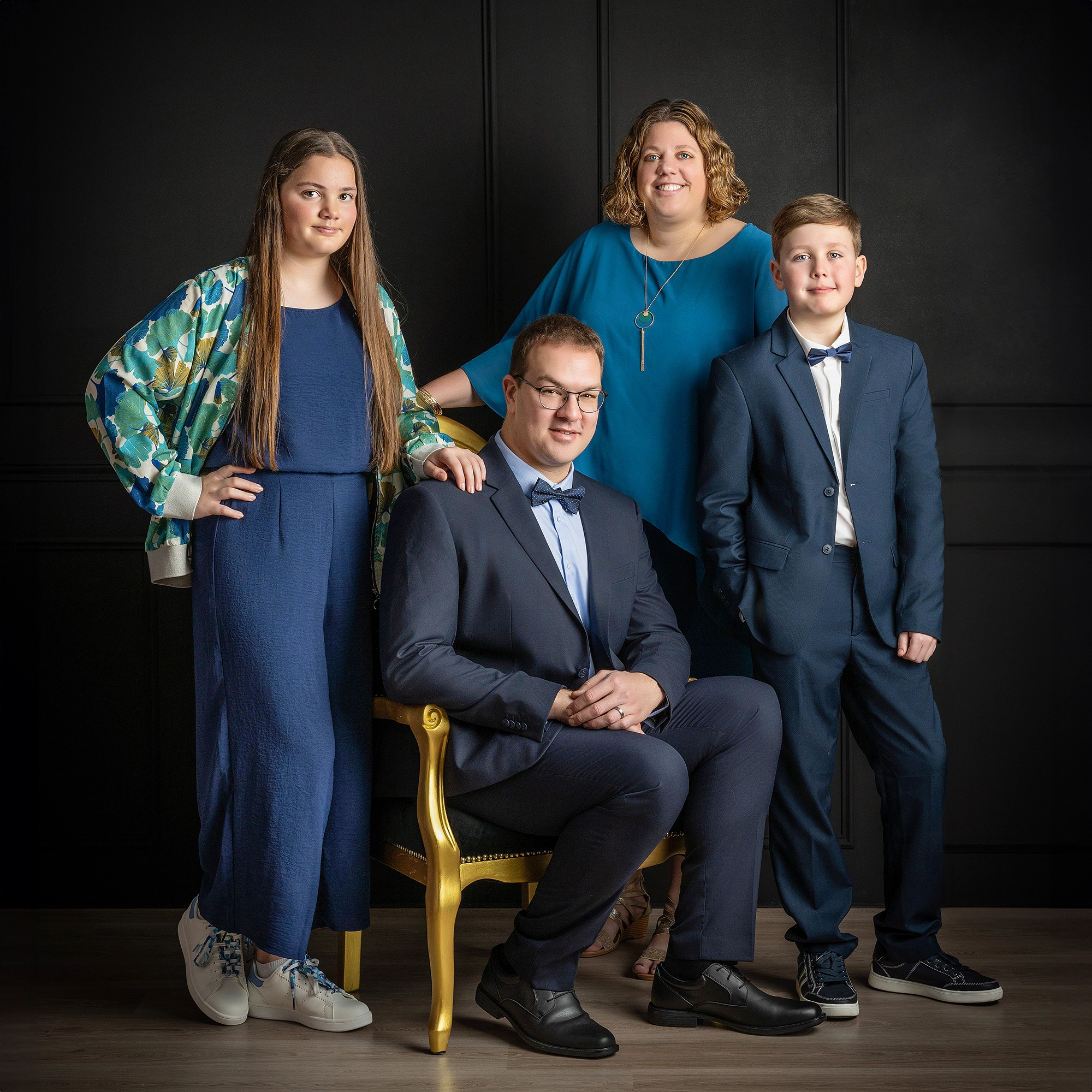 famille communion enfants parents costume