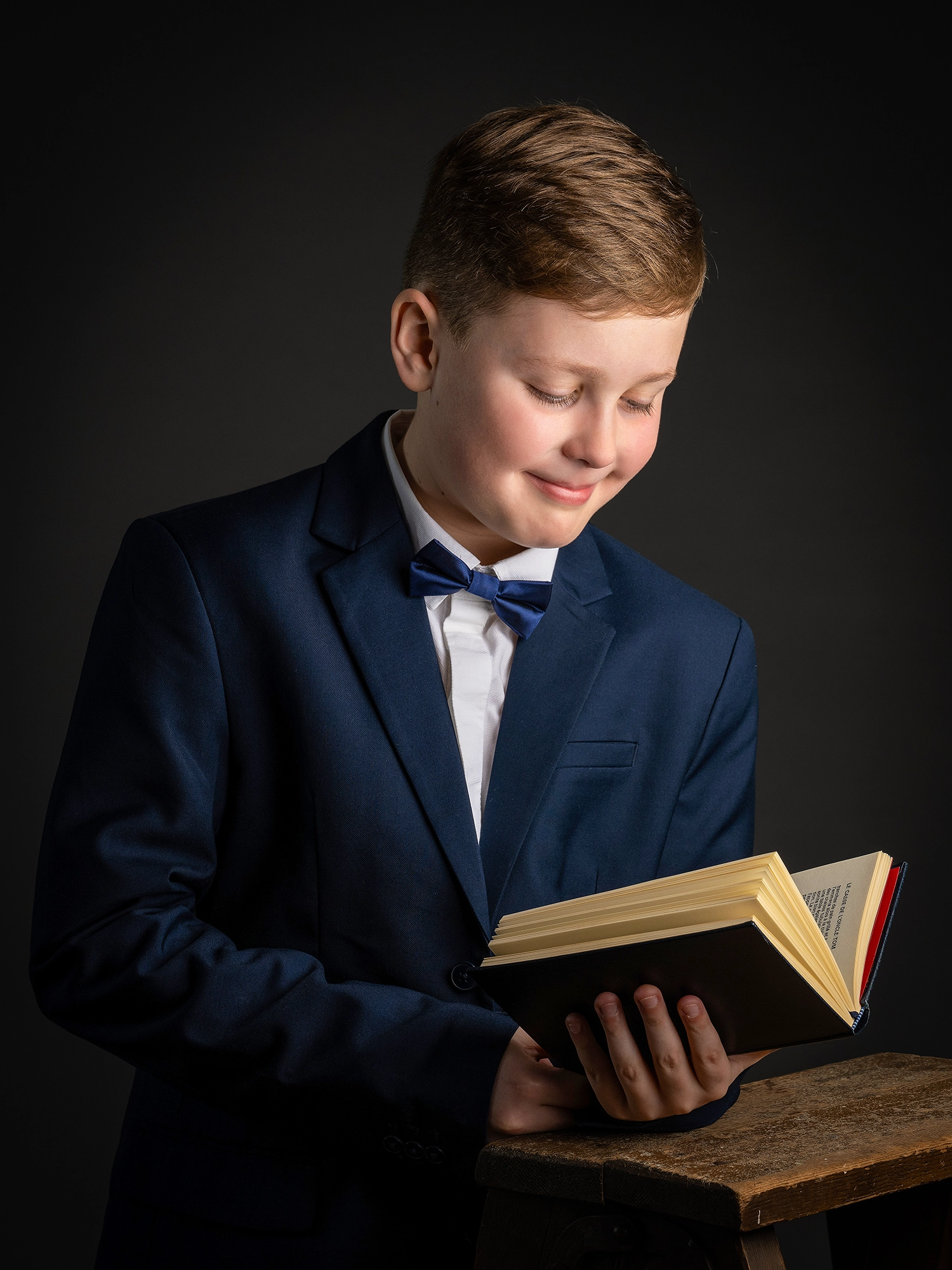 garçon communiant bible livre