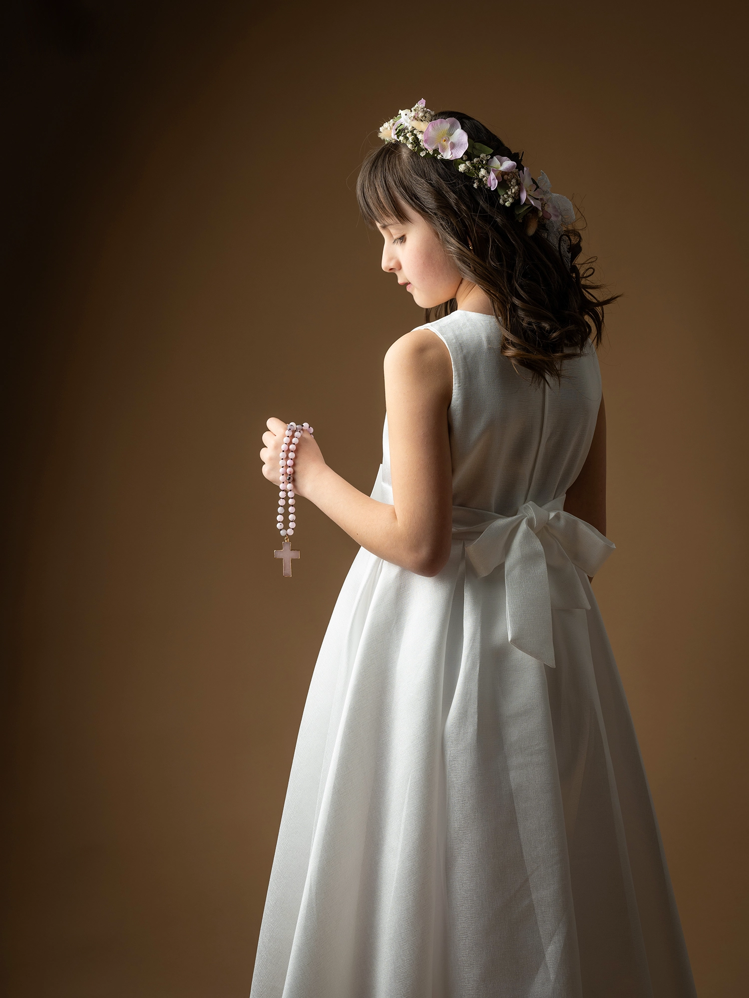 communion fille fleurs robe blanche communiante chapelet religion